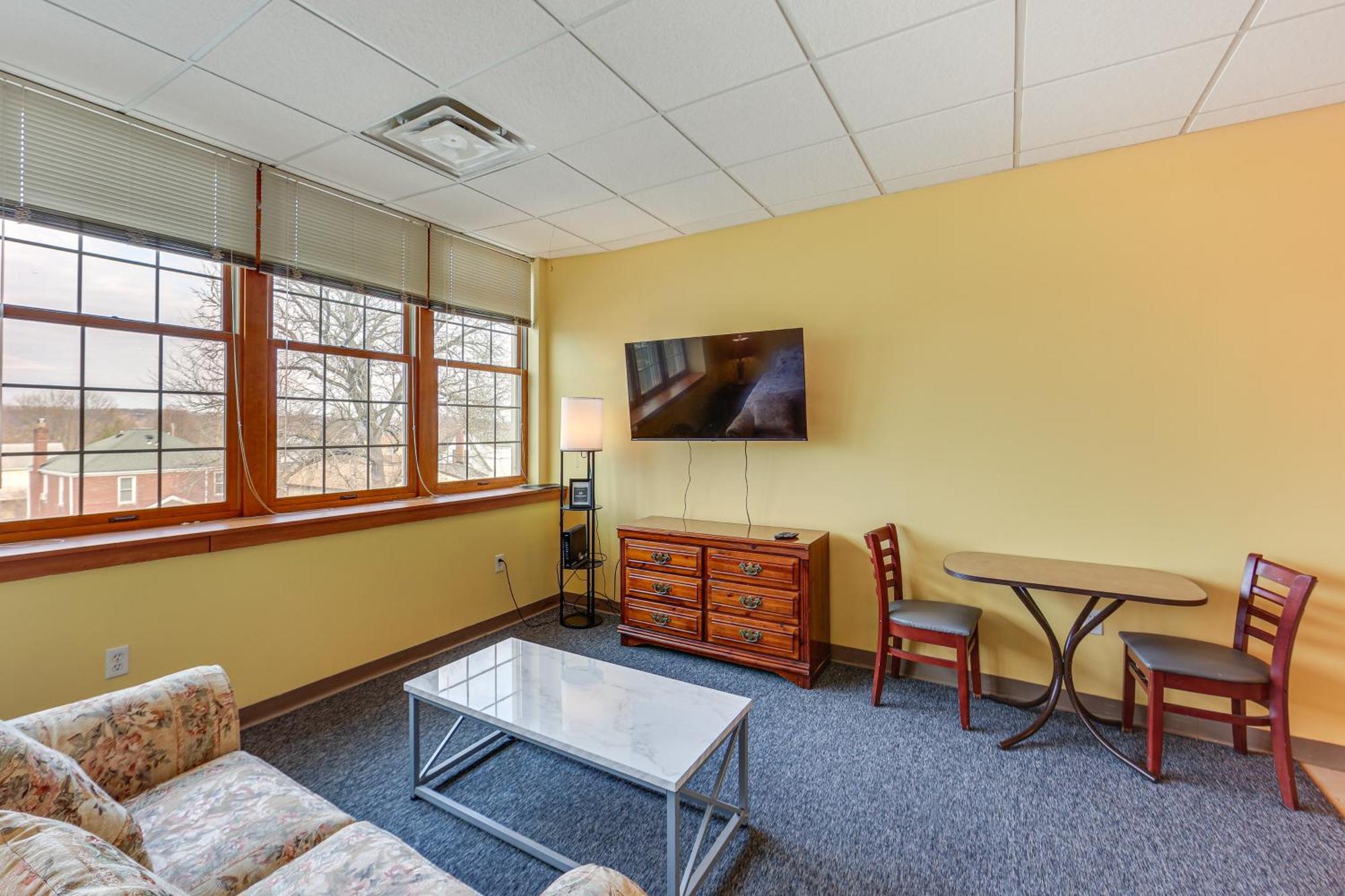 1 Mi To Allegheny River Studio! New Kensington