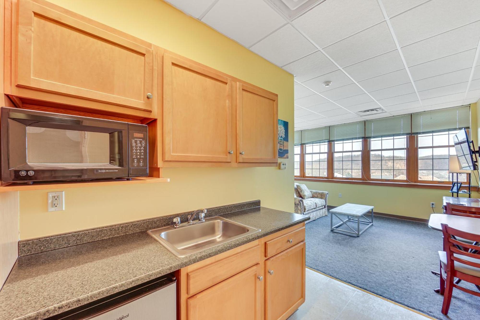 1 Mi To Allegheny River Studio! New Kensington